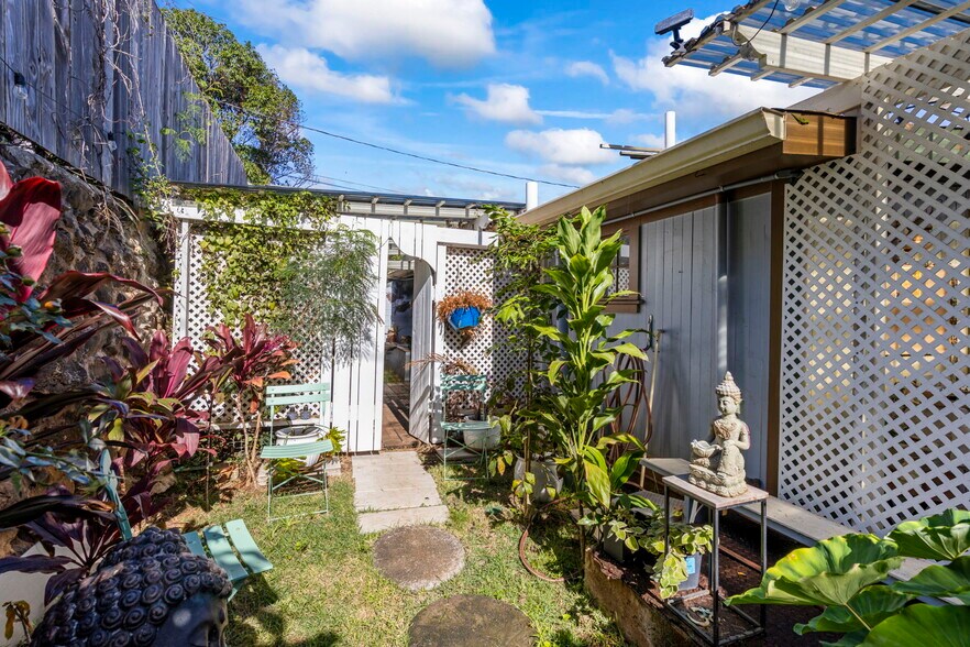 More Photos Of 145 N Market St, Wailuku Storefront Retail Residential For Lease