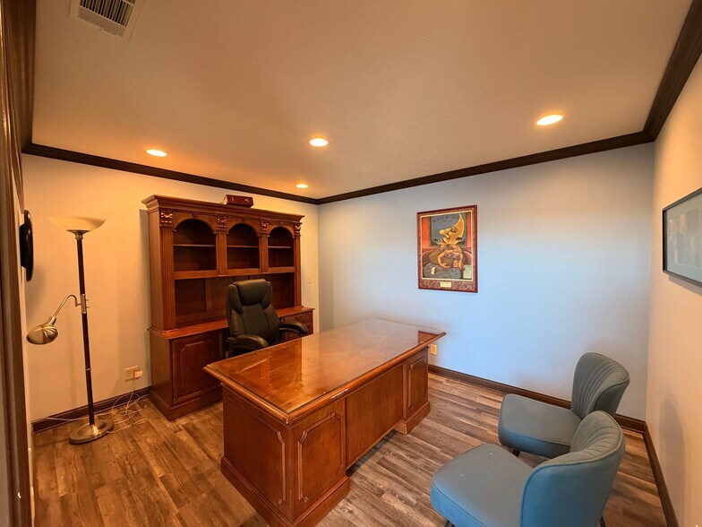 More Photos Of 601 Calvert St, Lincoln Flex For Lease