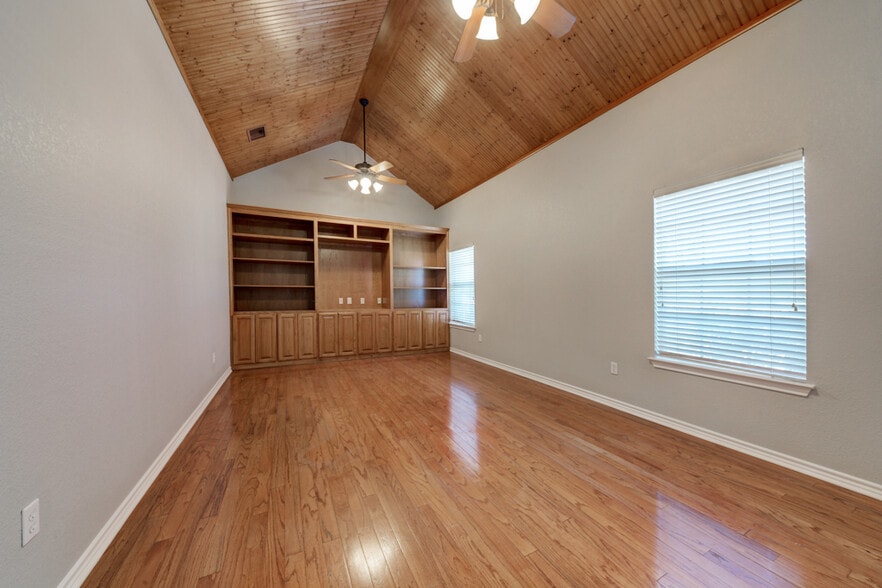 More Photos Of 1492 S Seguin Ave, New Braunfels Medical For Lease