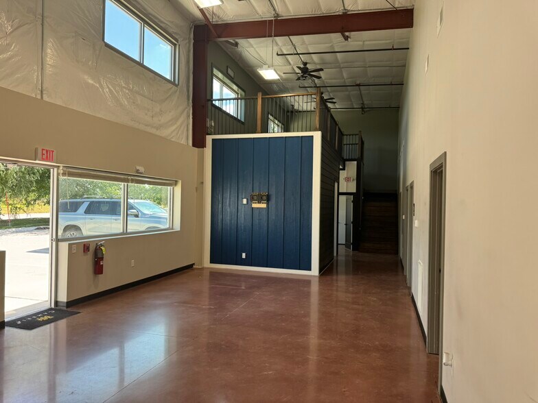 More Photos Of 5820 NW Beaver Dr, Johnston Flex For Lease