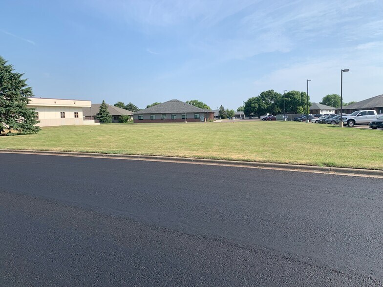 More Photos Of 3900 W 53rd St, Sioux Falls Office For Sale