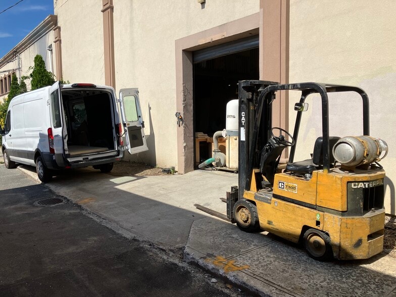 More Photos Of 958 Church St, Baldwin Warehouse For Lease