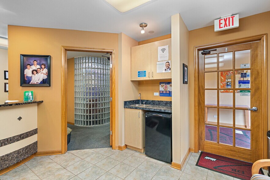 More Photos Of 712 W Main St, West Dundee Medical For Sale