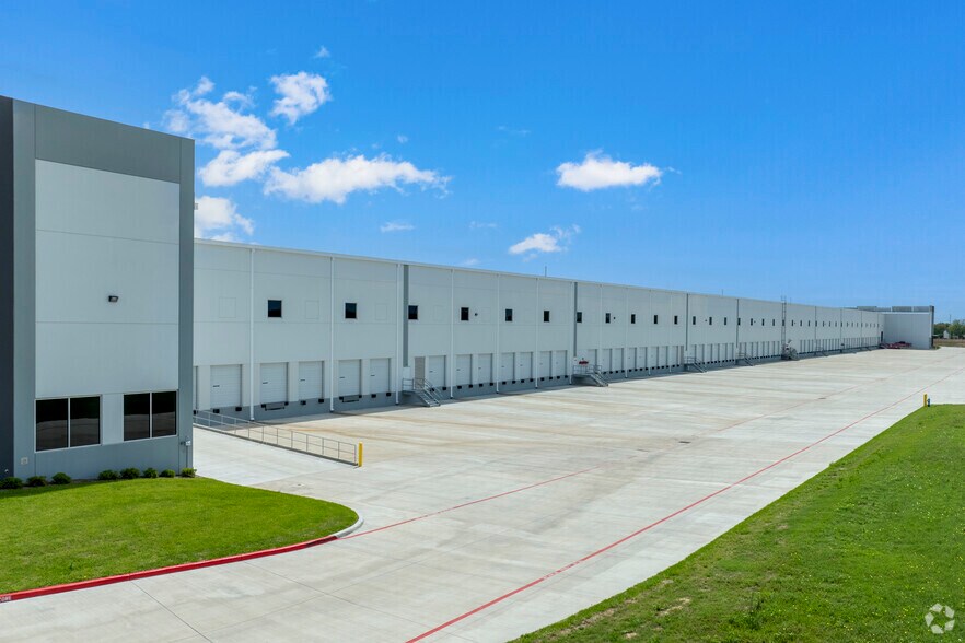 More Photos Of 13393 South Main St, Houston Distribution For Lease