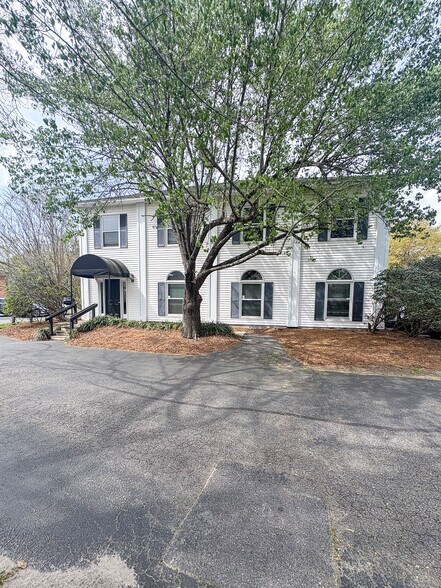 More Photos Of 890 Johnnie Dodds Blvd, Mount Pleasant Office For Lease