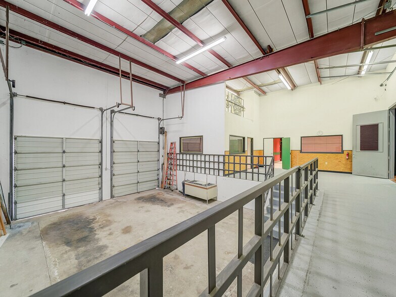 More Photos Of 2424 Lacy Ln, Carrollton Showroom For Sale