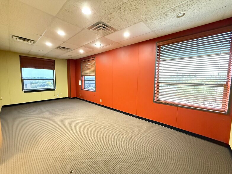 More Photos Of 1606 Headway Cir, Austin Light Manufacturing For Lease