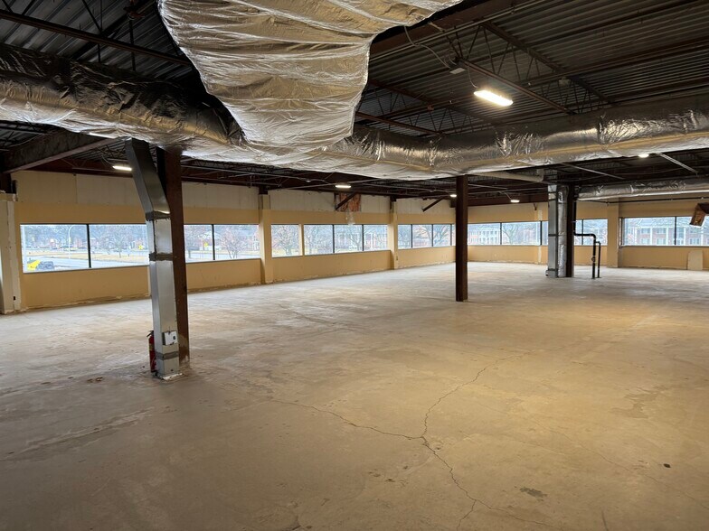 More Photos Of 19701 Vernier Rd, Harper Woods Office For Lease