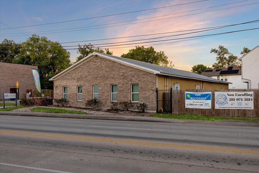 More Photos Of 6212 N Main St, Houston Office For Sale