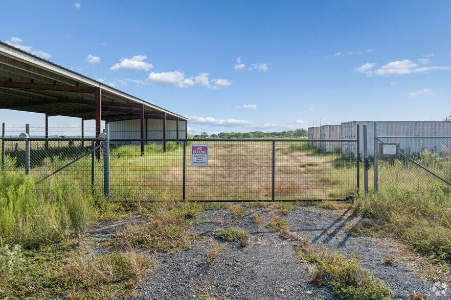 More Photos Of 105 Beck Rd E, Inez Flex For Sale