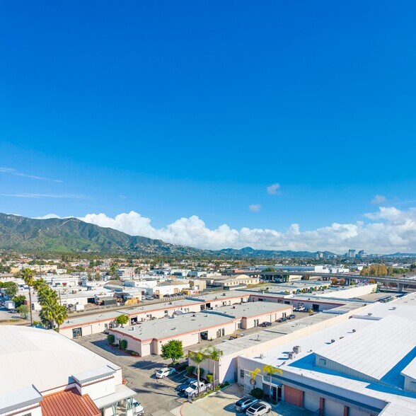 More Photos Of 820-830 Thompson Ave, Glendale Manufacturing For Sale