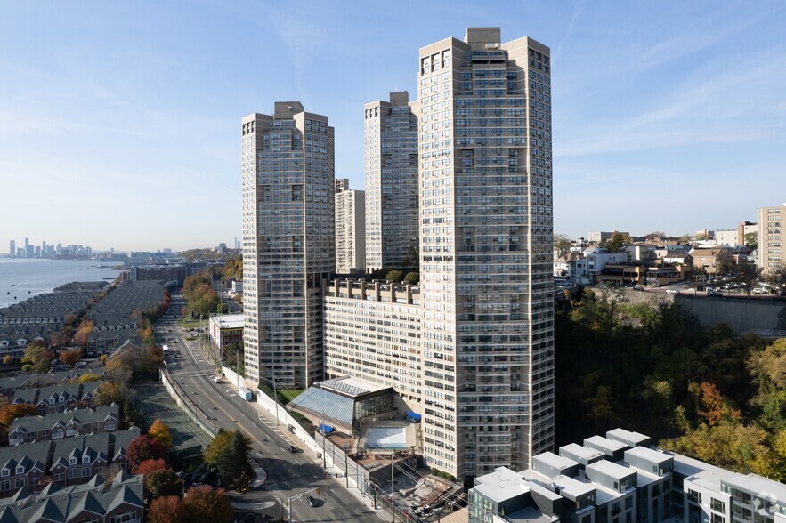 More Photos Of 7000 E Kennedy Blvd, Guttenberg Apartments For Lease