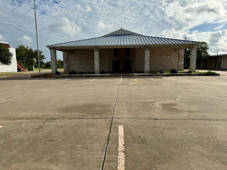 More Photos Of 3442 Holly Rd, Corpus Christi Storefront For Sale