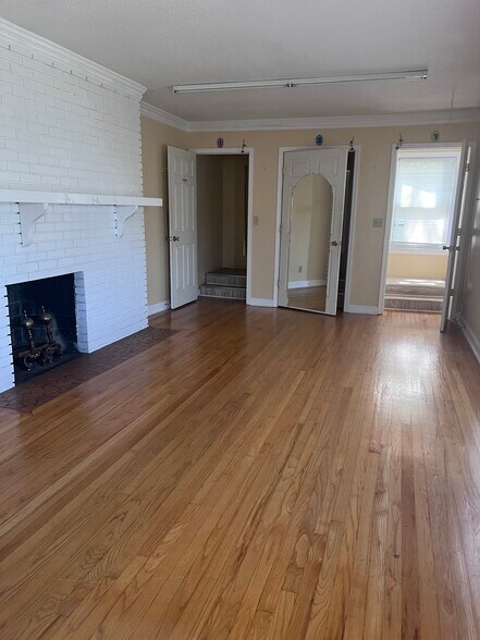 More Photos Of 1 Elizabeth Dr, Greenville Freestanding For Sale