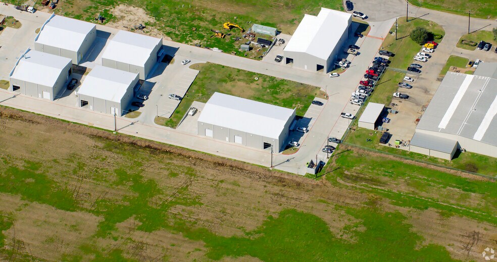 More Photos Of 2020 Commerce, Rosenberg Unknown For Lease