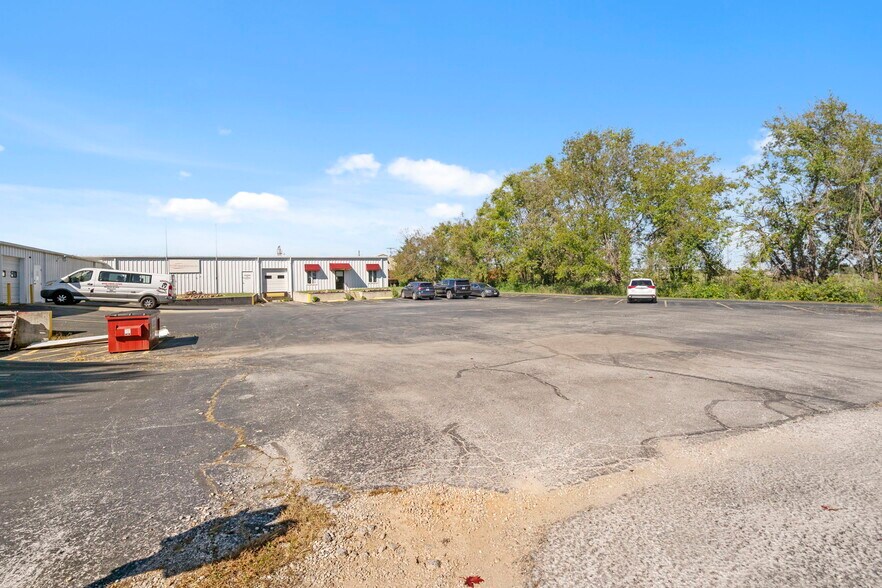 More Photos Of 1110 N Gerald St, Nixa Warehouse For Lease
