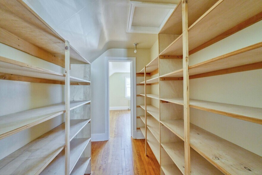 More Photos Of 121 N Hatcher Ave, Purcellville Office For Sale