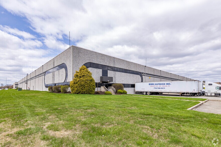 Primary Photo Of 36 Saw Mill Pond Rd, Edison Warehouse For Lease