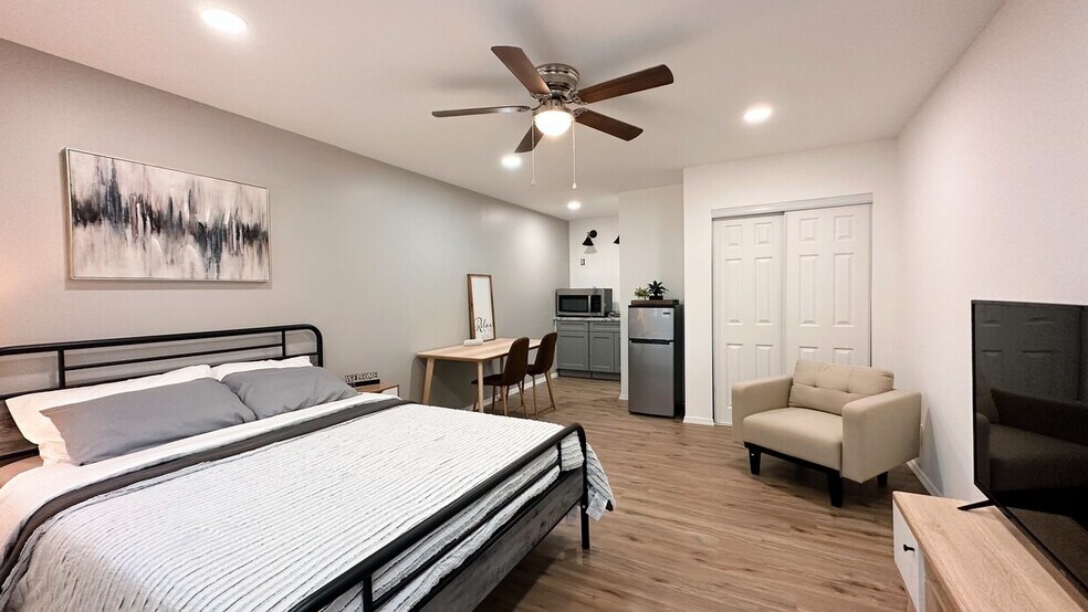 More Photos Of 331 Main St, Garden City Hotel For Sale