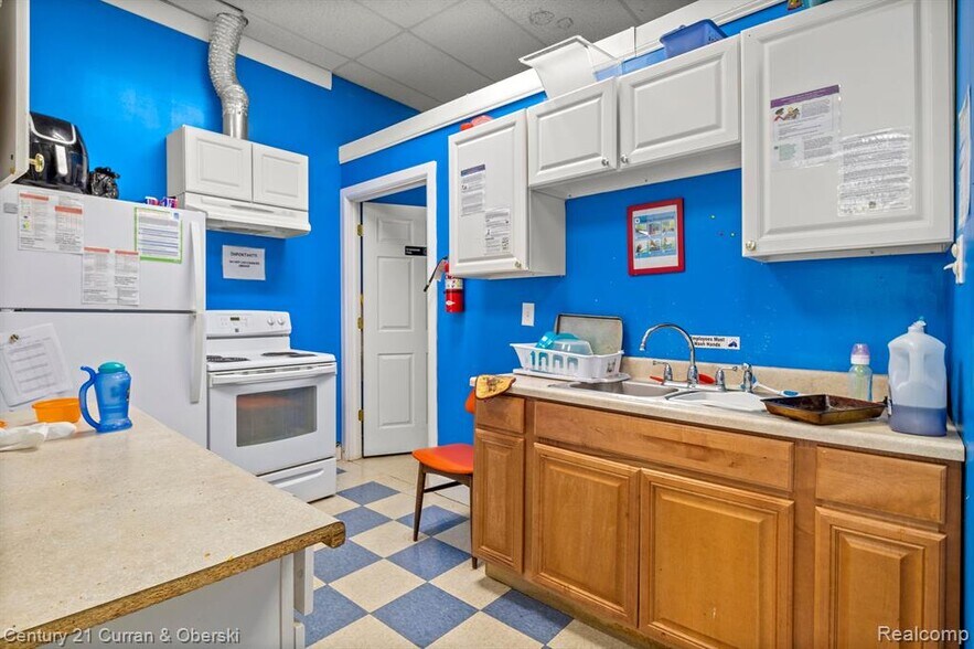 More Photos Of 27500-27520 Joy Rd, Livonia Freestanding For Lease