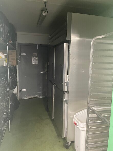 More Photos Of 94 E Route 66, Columbia Restaurant For Sale