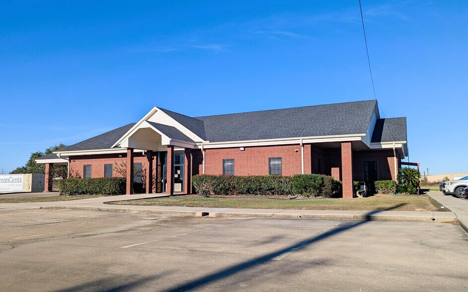 More Photos Of 8109 Smith Rd, Beaumont Office For Sale