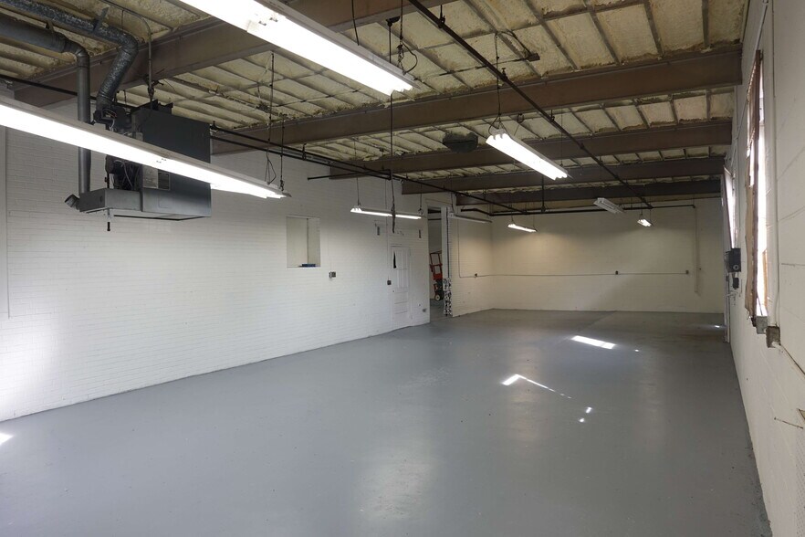 More Photos Of 1495 N Main St, Hendersonville Industrial For Lease