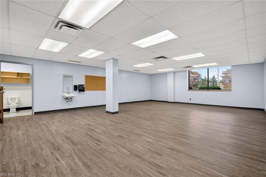 More Photos Of 852 E Highland Rd, Macedonia Flex For Lease