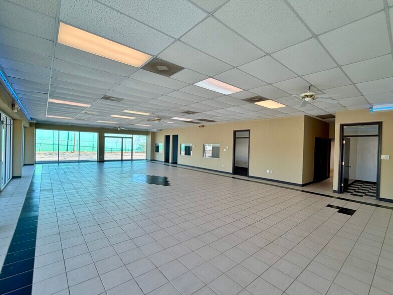 More Photos Of 6910 N Broadway Ext, Oklahoma City Showroom For Lease