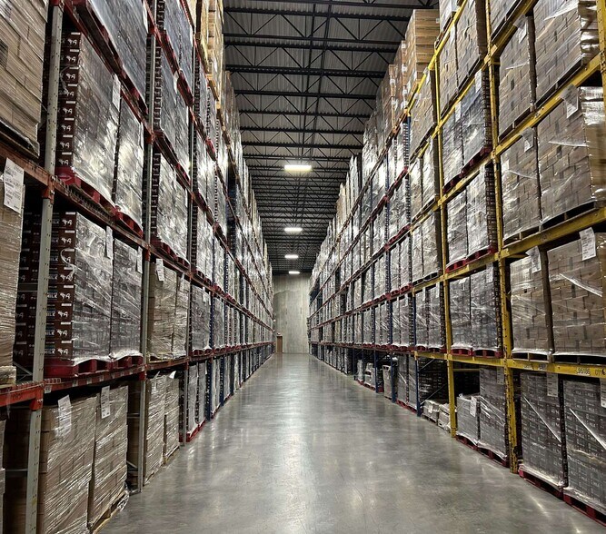 More Photos Of 3055 Spruce St, Little Canada Warehouse For Sale