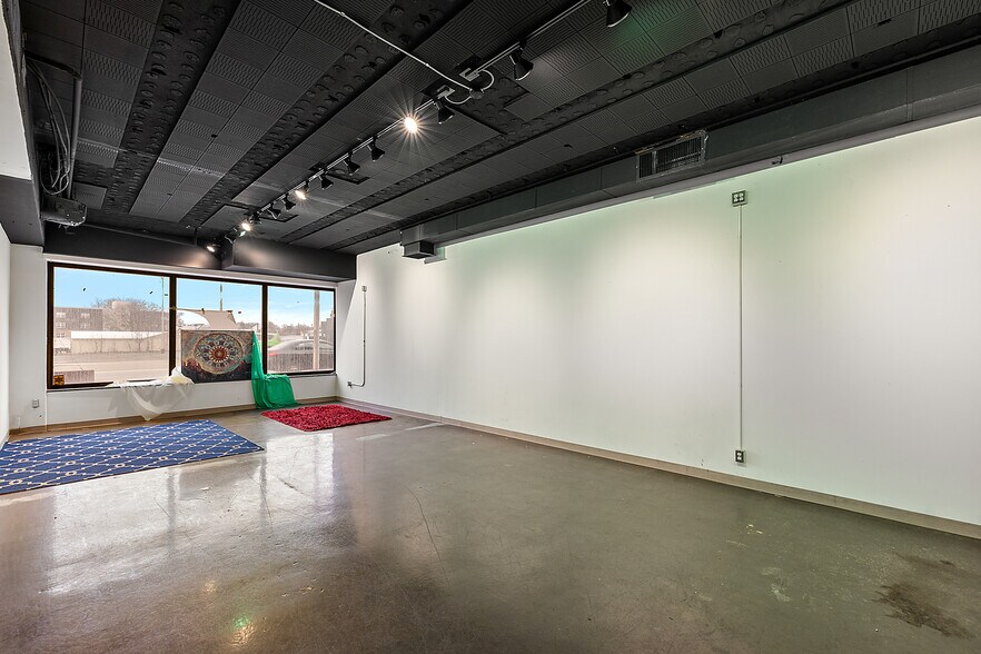 More Photos Of 71-75 W Huron St, Pontiac Office For Sale