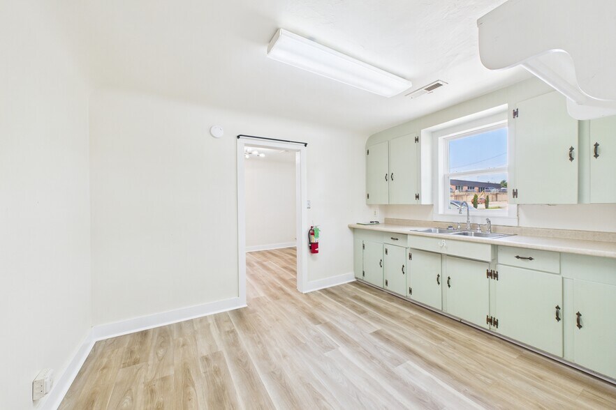 More Photos Of 919 South St, Mountain Home Freestanding For Sale