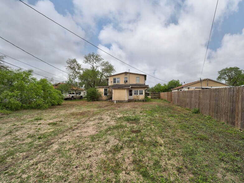 More Photos Of 1106 E Huisache Ave, Kingsville Apartments For Sale
