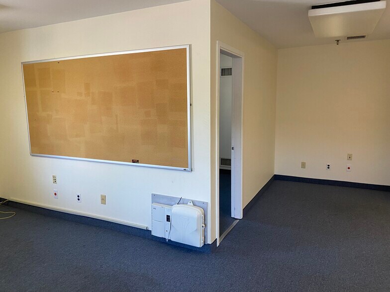 More Photos Of 253 S Washington Ave, Bergenfield Office For Lease