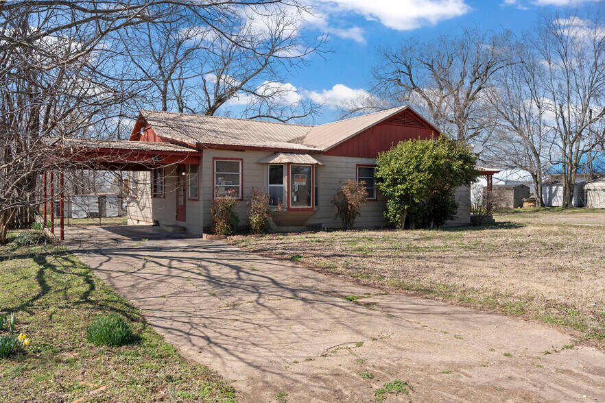 More Photos Of 300 Range St, Marshall Multifamily For Sale