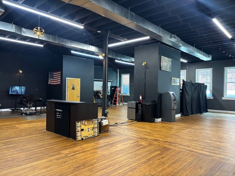 More Photos Of 275 W 4th St, Winston-Salem General Retail For Lease