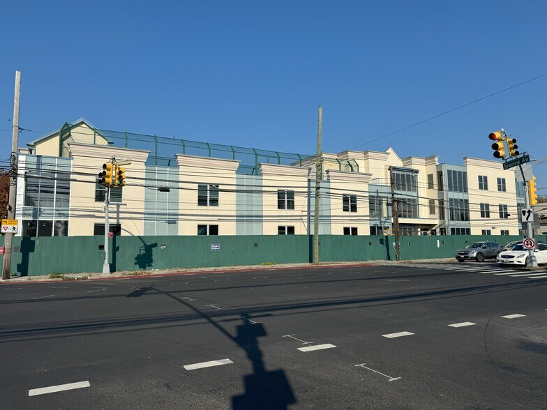 More Photos Of 17-19 Hylan Blvd, Staten Island Schools For Lease