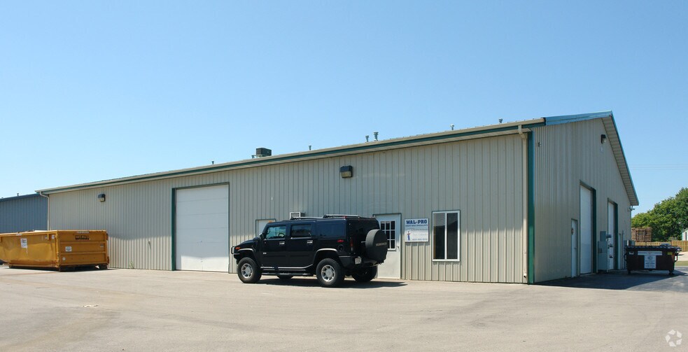 More Photos Of 2803 Packerland Dr, Green Bay Warehouse For Lease