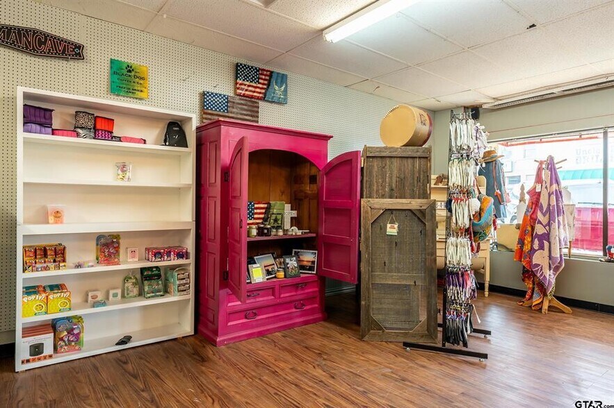 More Photos Of 114 W Broad St, Mineola Storefront For Sale