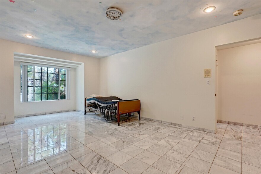 More Photos Of 4623 Hayvenhurst Ave, Encino Apartments For Sale
