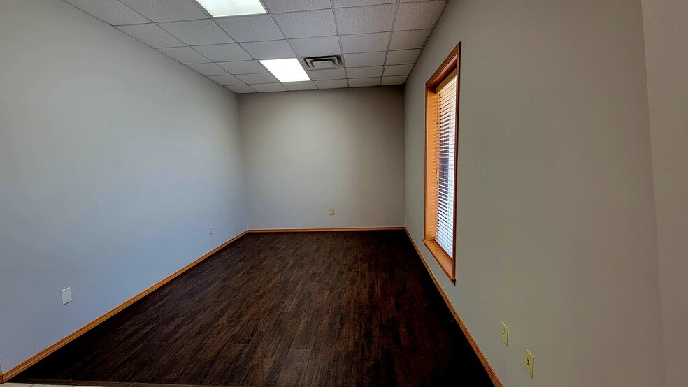 More Photos Of 330 S Mill St, Pryor Office For Sale