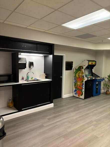 More Photos Of 225 Dolson Ave, Middletown Office For Sale