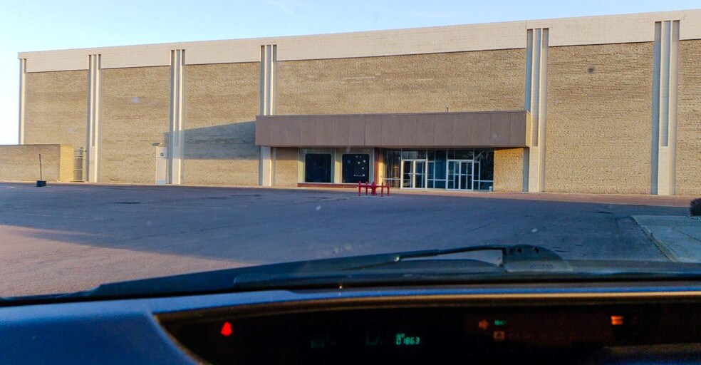 More Photos Of 308 S State St, Fairmont Unknown For Lease