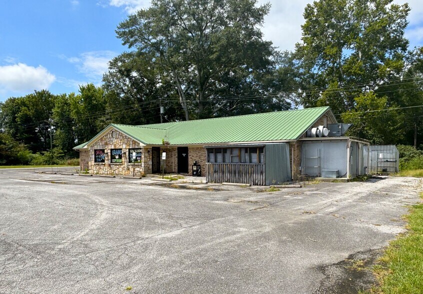 More Photos Of 607 4th St NW, Red Bay General Retail For Sale