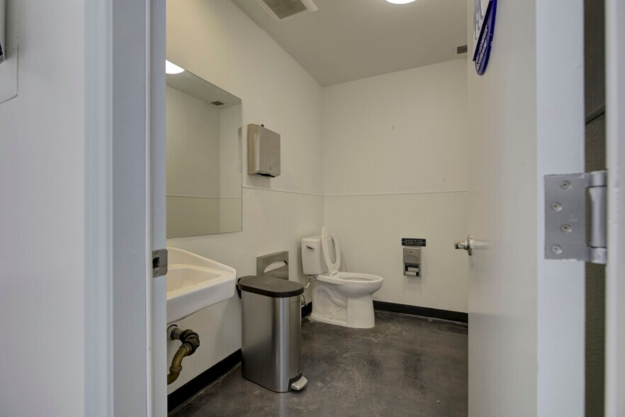 More Photos Of 18417 Bryant St, Northridge Service For Sale