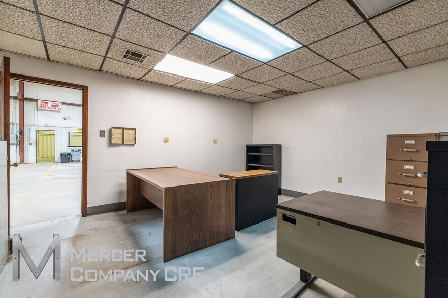 More Photos Of 813 SE 84th St, Oklahoma City Manufacturing For Sale