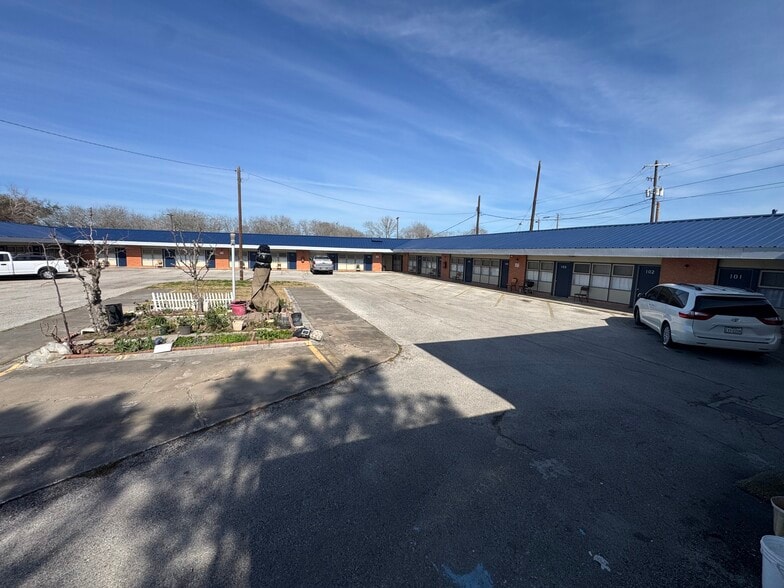 More Photos Of 1207 W Main St, Port Lavaca Hotel For Sale