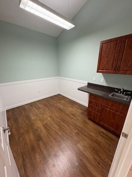 More Photos Of 9066 Cypress Green Dr, Jacksonville Medical For Sale