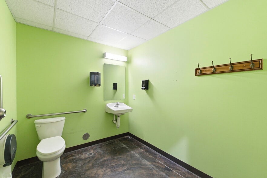 More Photos Of 1445 S Glenstone Ave, Springfield General Retail For Lease