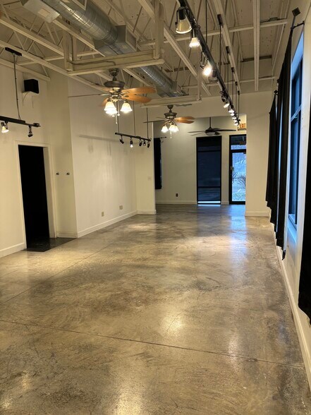 More Photos Of 450-462 SW Ward Rd, Lee's Summit General Retail For Lease